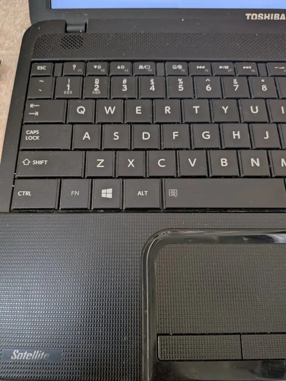 Toshiba Satellite Laptop C855D-S5105 AMD E-300 1.3GHz 4 GB 320GB Storage